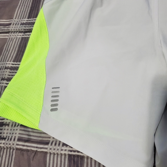 Under Armour Running Shorts Sz M - Picture 4 of 6
